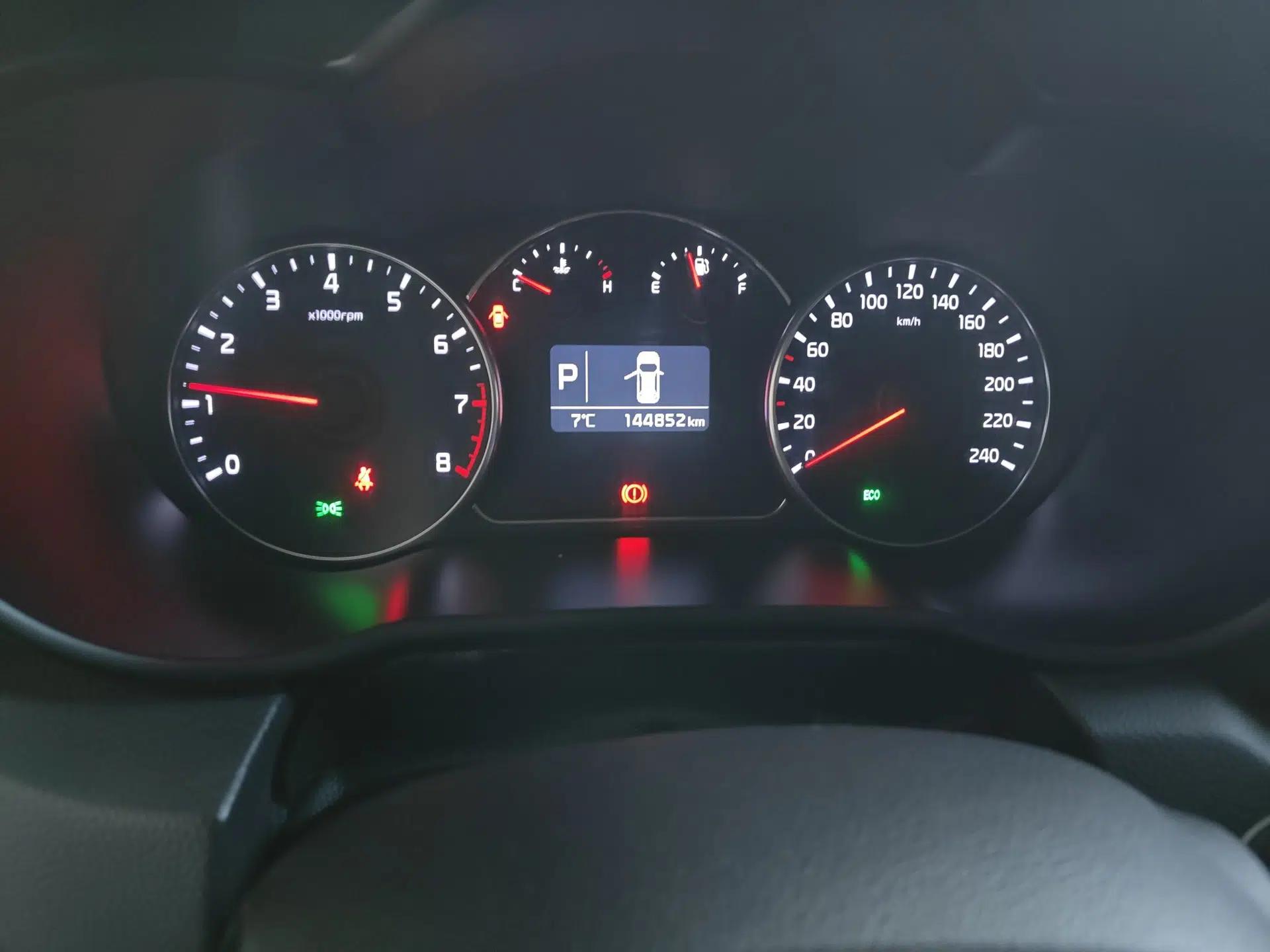 Kia Carens 2013 2.0L 7-Seater Automatic Luxury Version China IV Standard — миниатюра 14