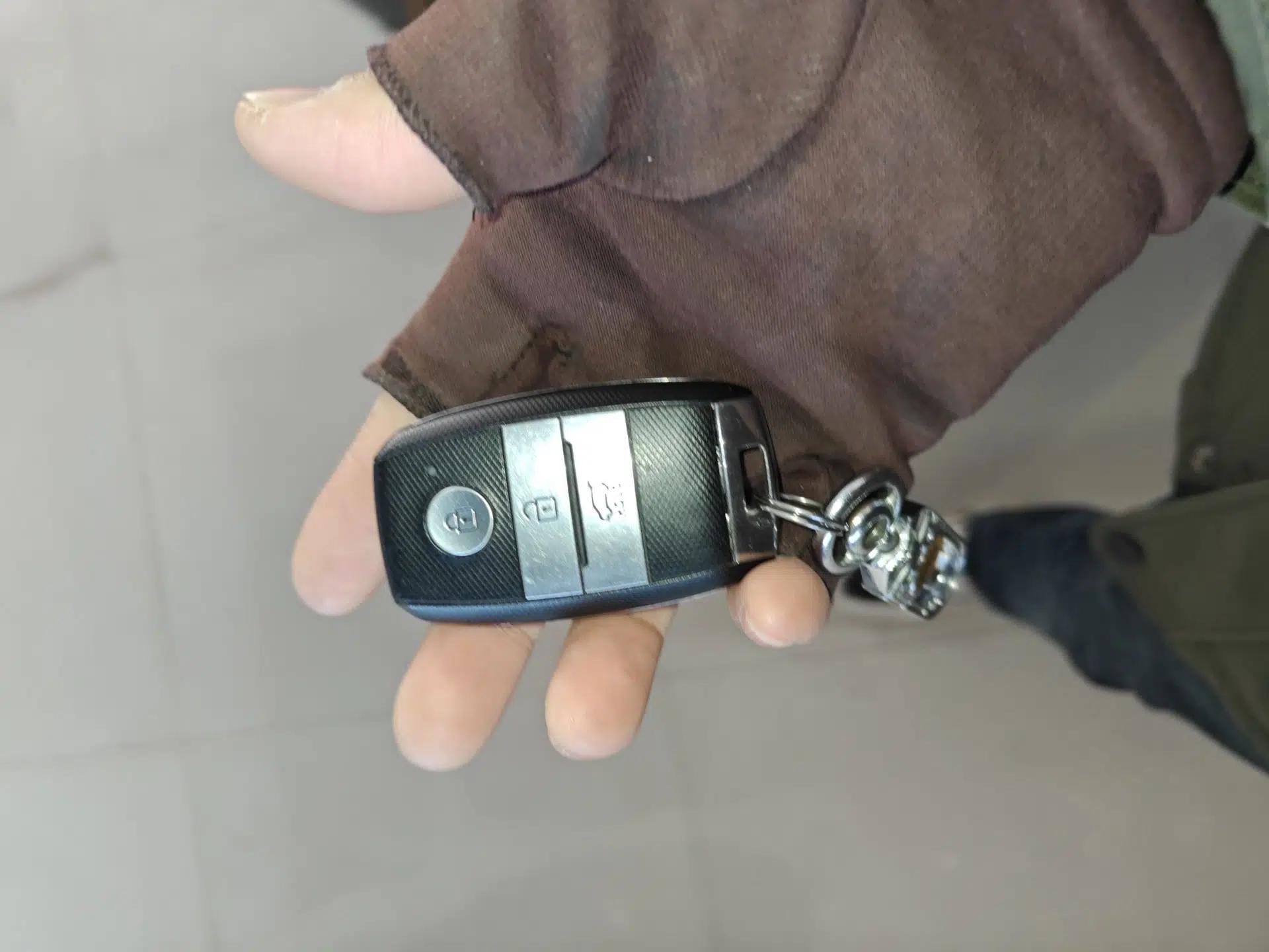 Kia Carens 2013 2.0L 7-Seater Automatic Luxury Version China IV Standard — миниатюра 22