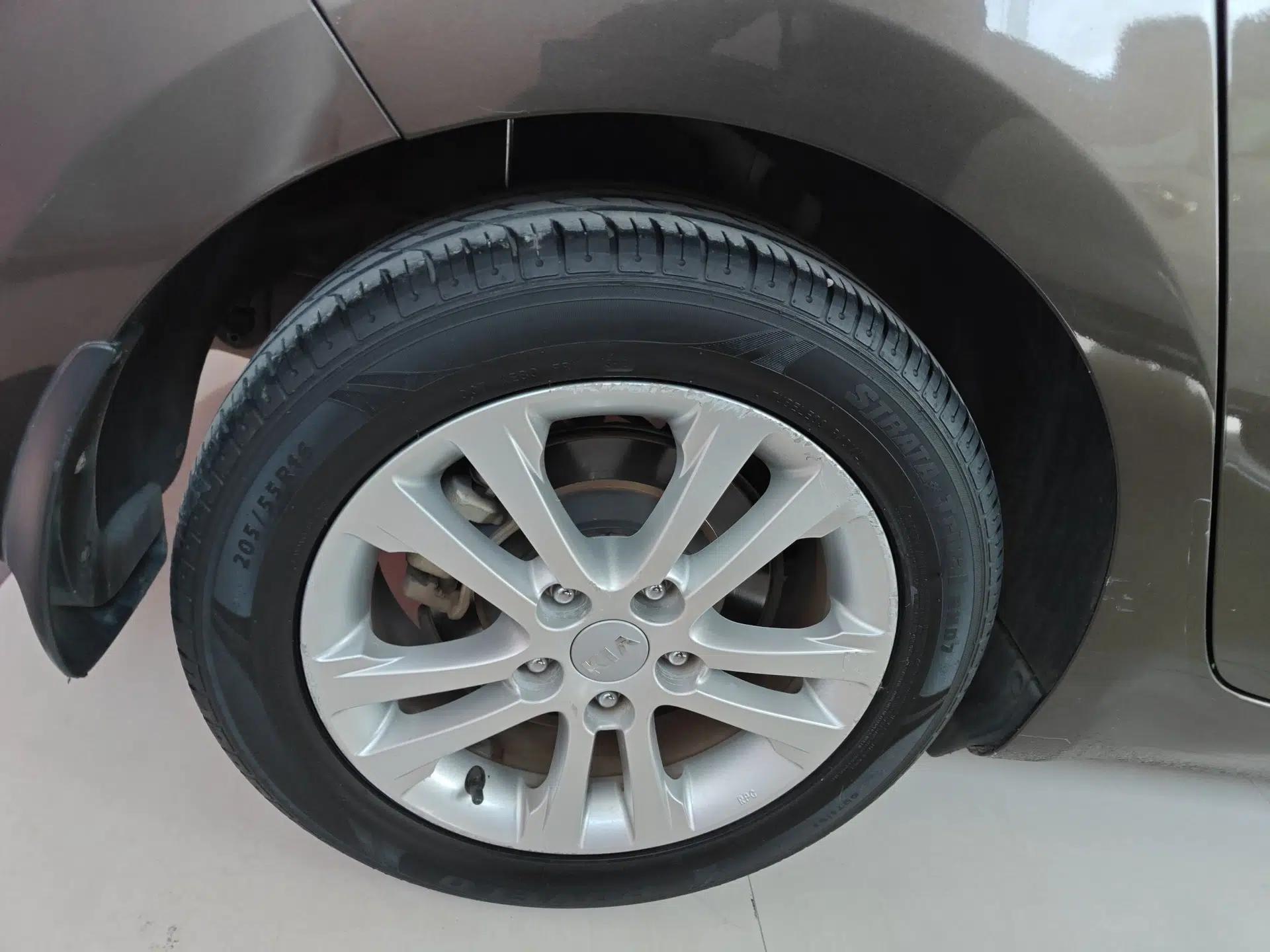 Kia Carens 2013 2.0L 7-Seater Automatic Luxury Version China IV Standard — миниатюра 10