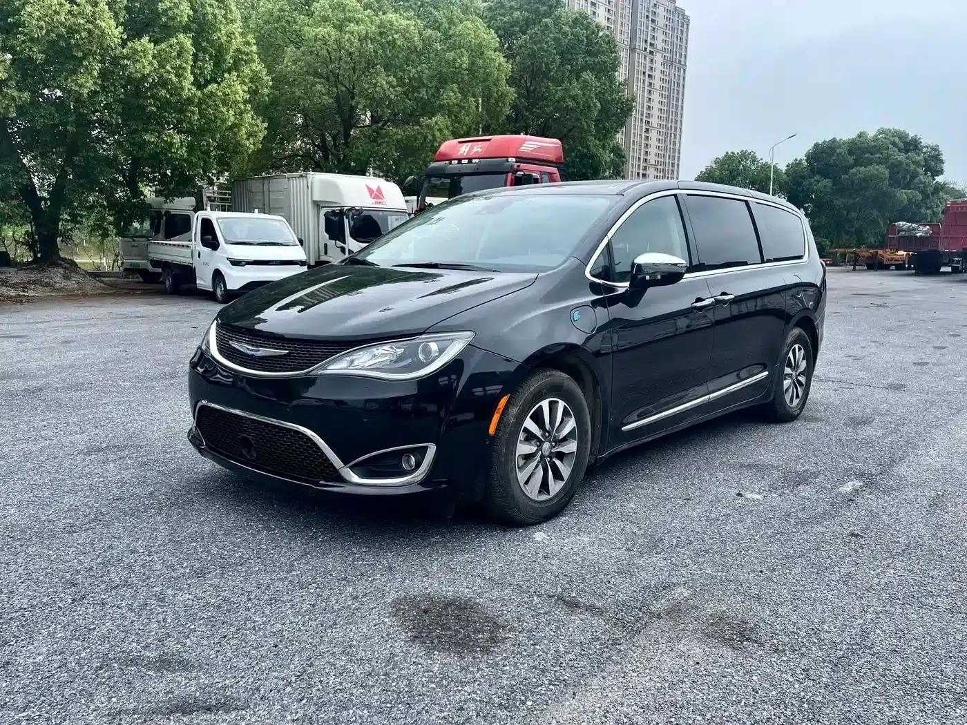 2019 Imported Grand Voyager PHEV 3.6L Plug-in Hybrid — миниатюра 1