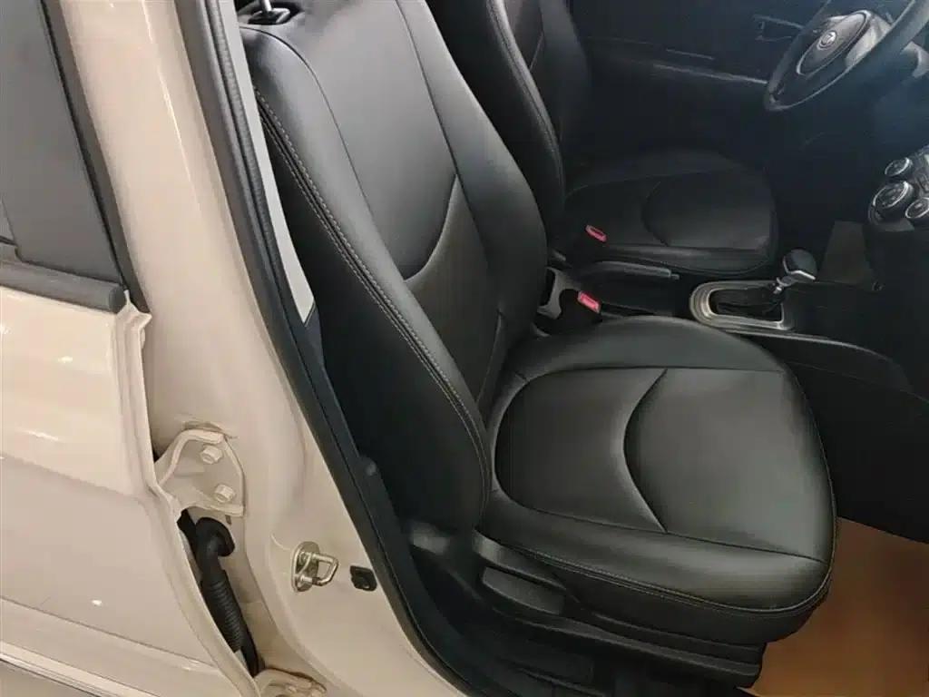 2013 Volkswagen Soul 1.6L AT GL — миниатюра 25