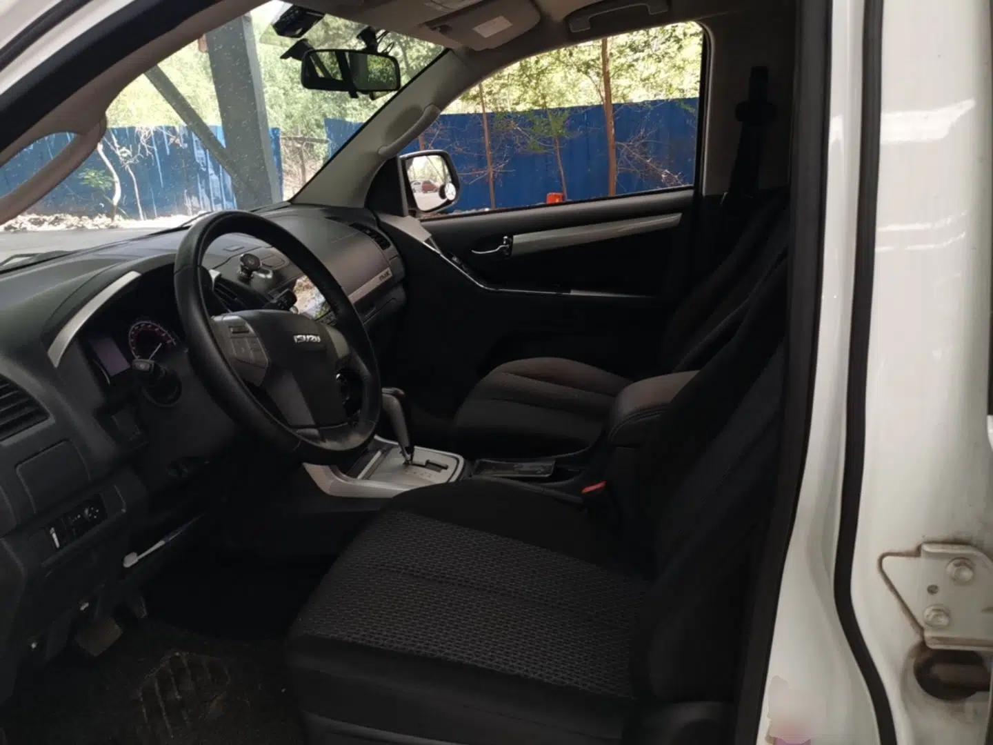 Isuzu mu-X 2017 2.5T Two-Wheel Drive Automatic Comfort Touring Version 7 Seats — миниатюра 18