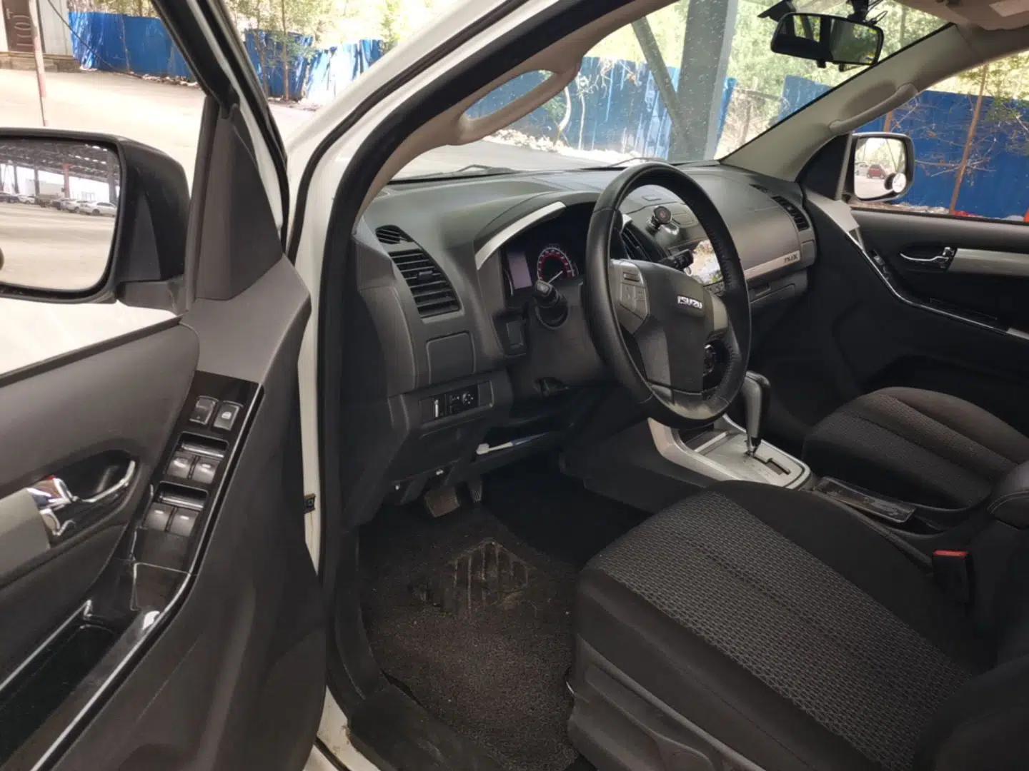 Isuzu mu-X 2017 2.5T Two-Wheel Drive Automatic Comfort Touring Version 7 Seats — миниатюра 19