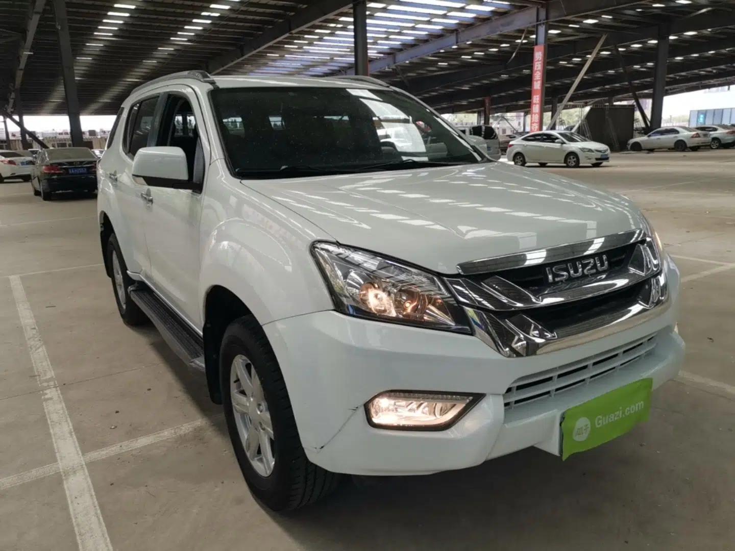 Isuzu mu-X 2017 2.5T Two-Wheel Drive Automatic Comfort Touring Version 7 Seats — миниатюра 3