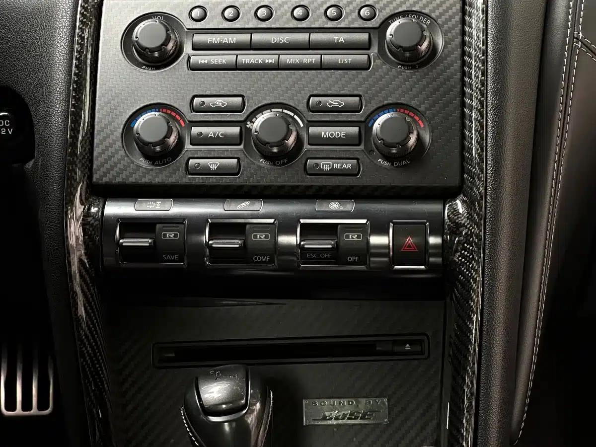 2014 Nissan GT-R 3.8T Premium Edition with black interior — миниатюра 11