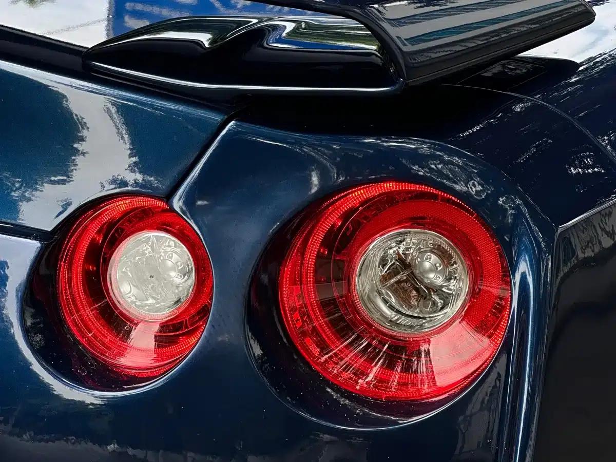 2014 Nissan GT-R 3.8T Premium Edition with black interior — миниатюра 13