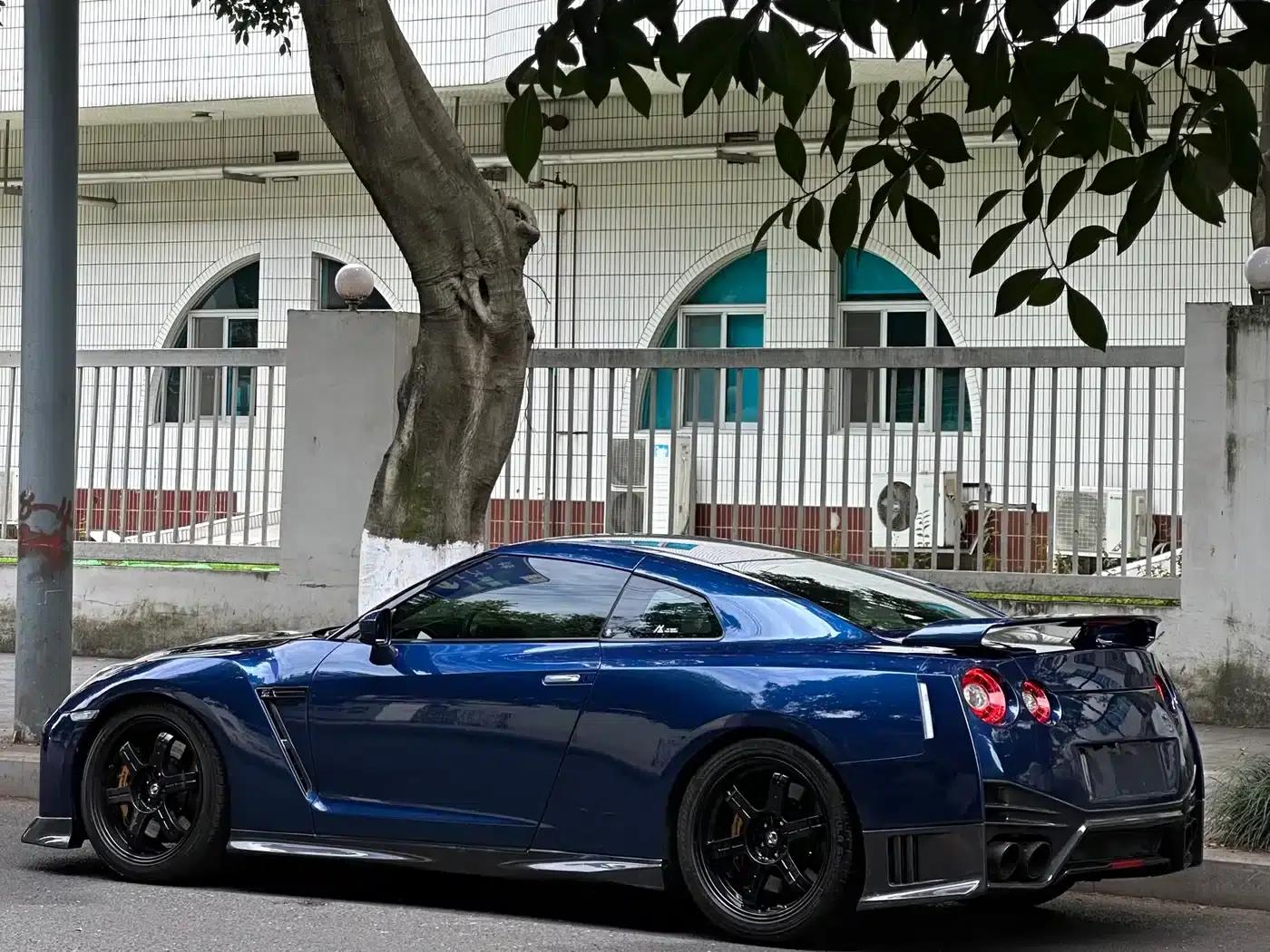 2014 Nissan GT-R 3.8T Premium Edition with black interior — миниатюра 4