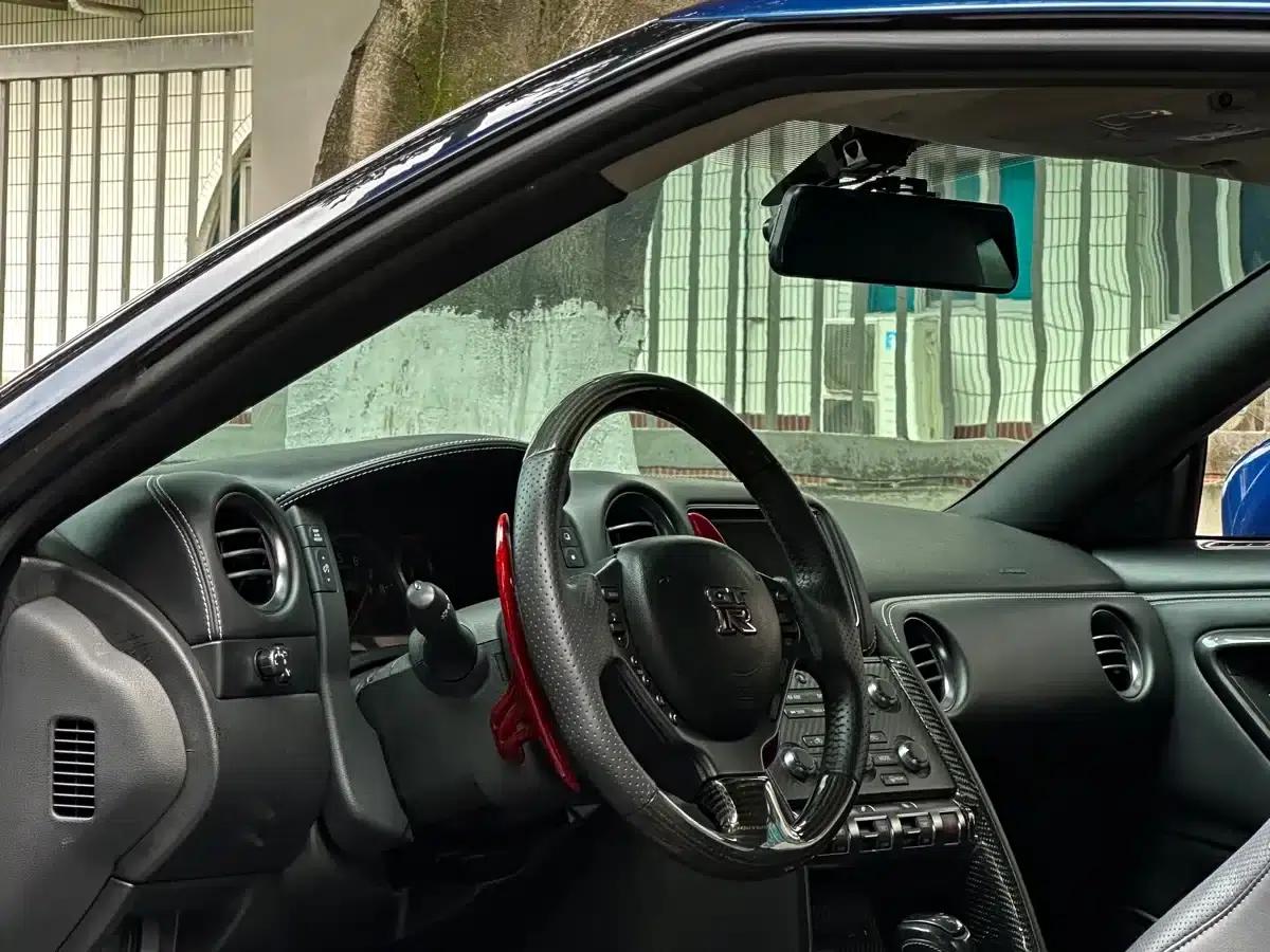 2014 Nissan GT-R 3.8T Premium Edition with black interior — миниатюра 5