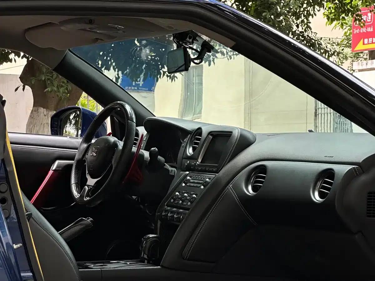 2014 Nissan GT-R 3.8T Premium Edition with black interior — миниатюра 6