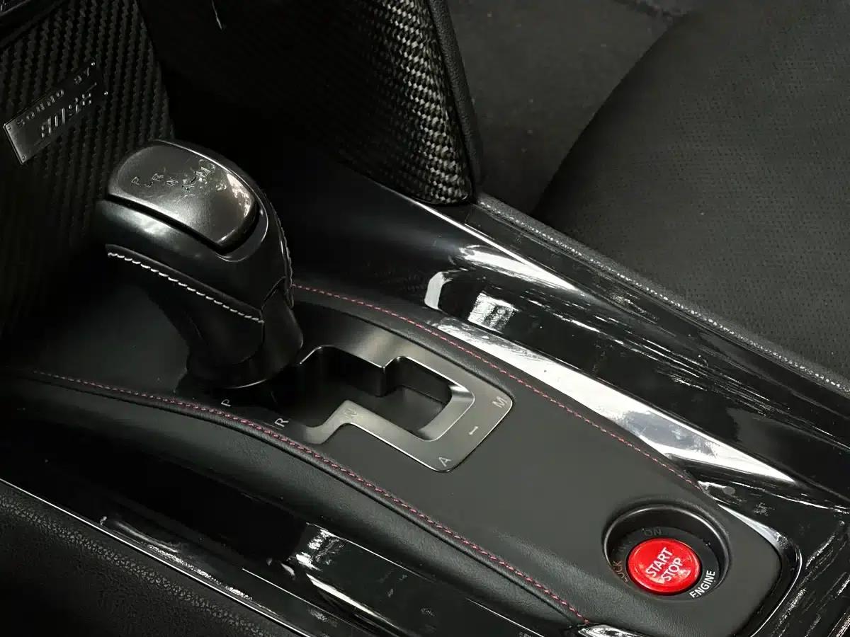 2014 Nissan GT-R 3.8T Premium Edition with black interior — миниатюра 7