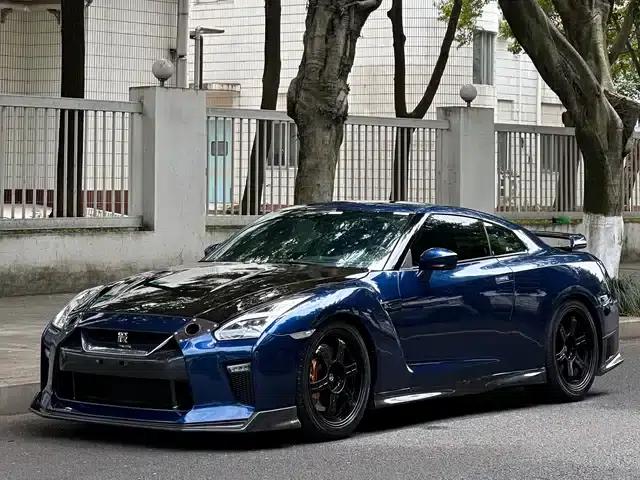2014 Nissan GT-R 3.8T Premium Edition with black interior