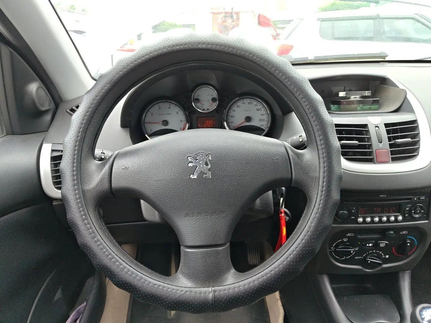 Peugeot 207 2011 Hatchback 1.4L Manual Yule Edition — миниатюра 11