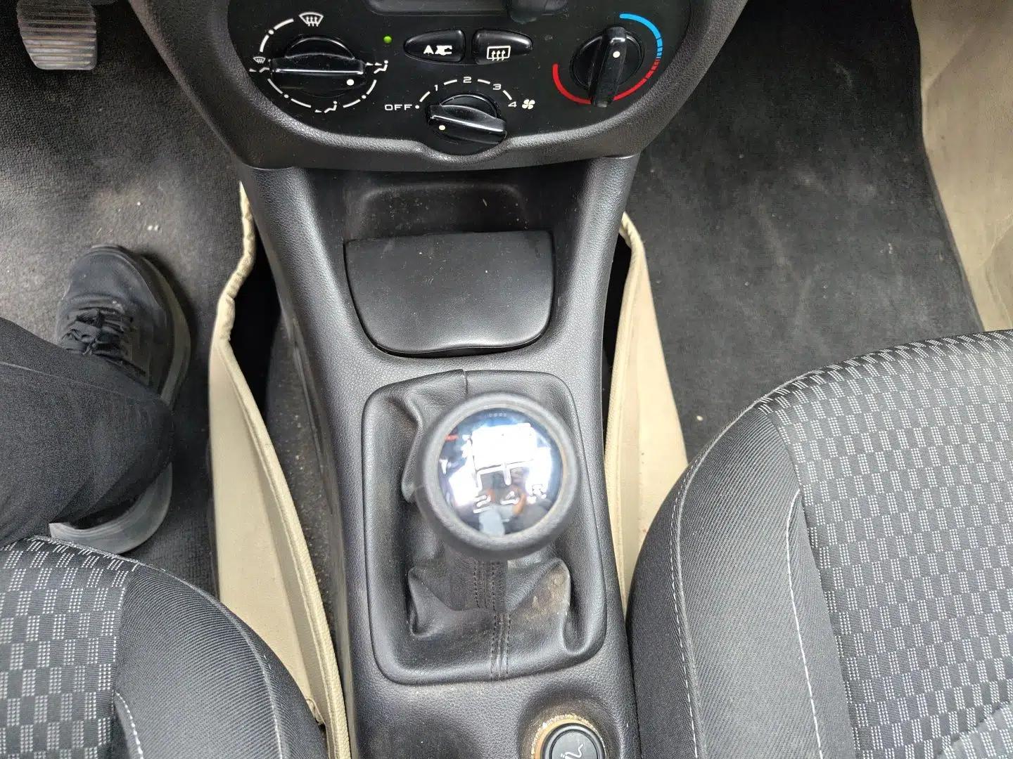 Peugeot 207 2011 Hatchback 1.4L Manual Yule Edition — миниатюра 15