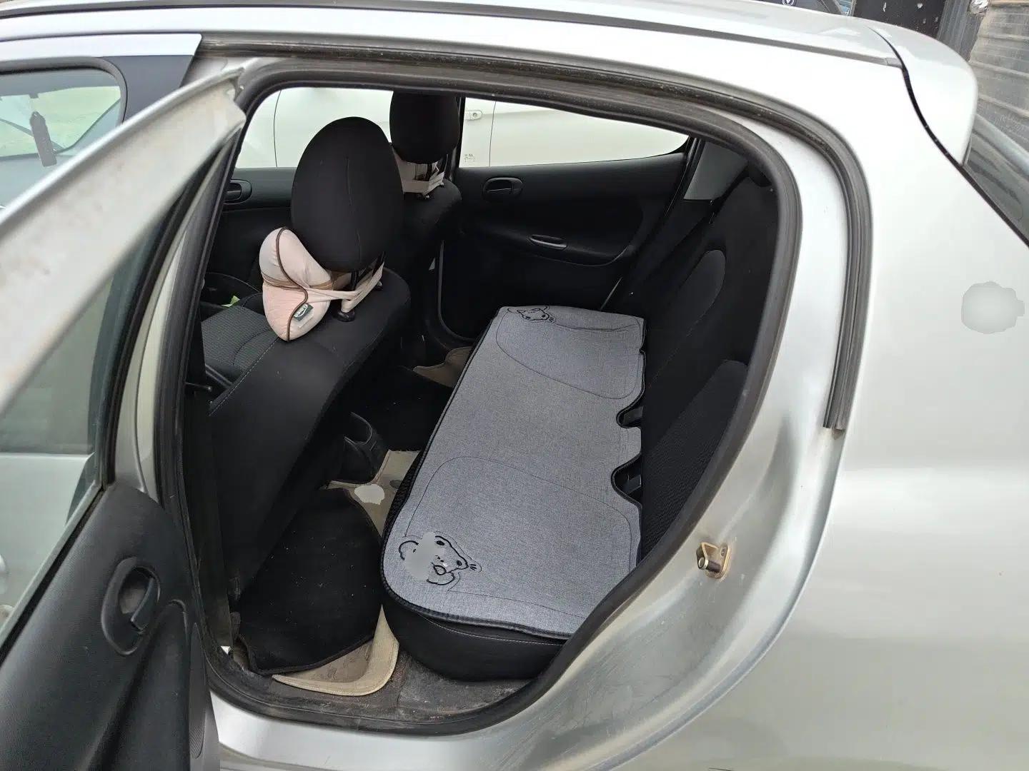 Peugeot 207 2011 Hatchback 1.4L Manual Yule Edition — миниатюра 18