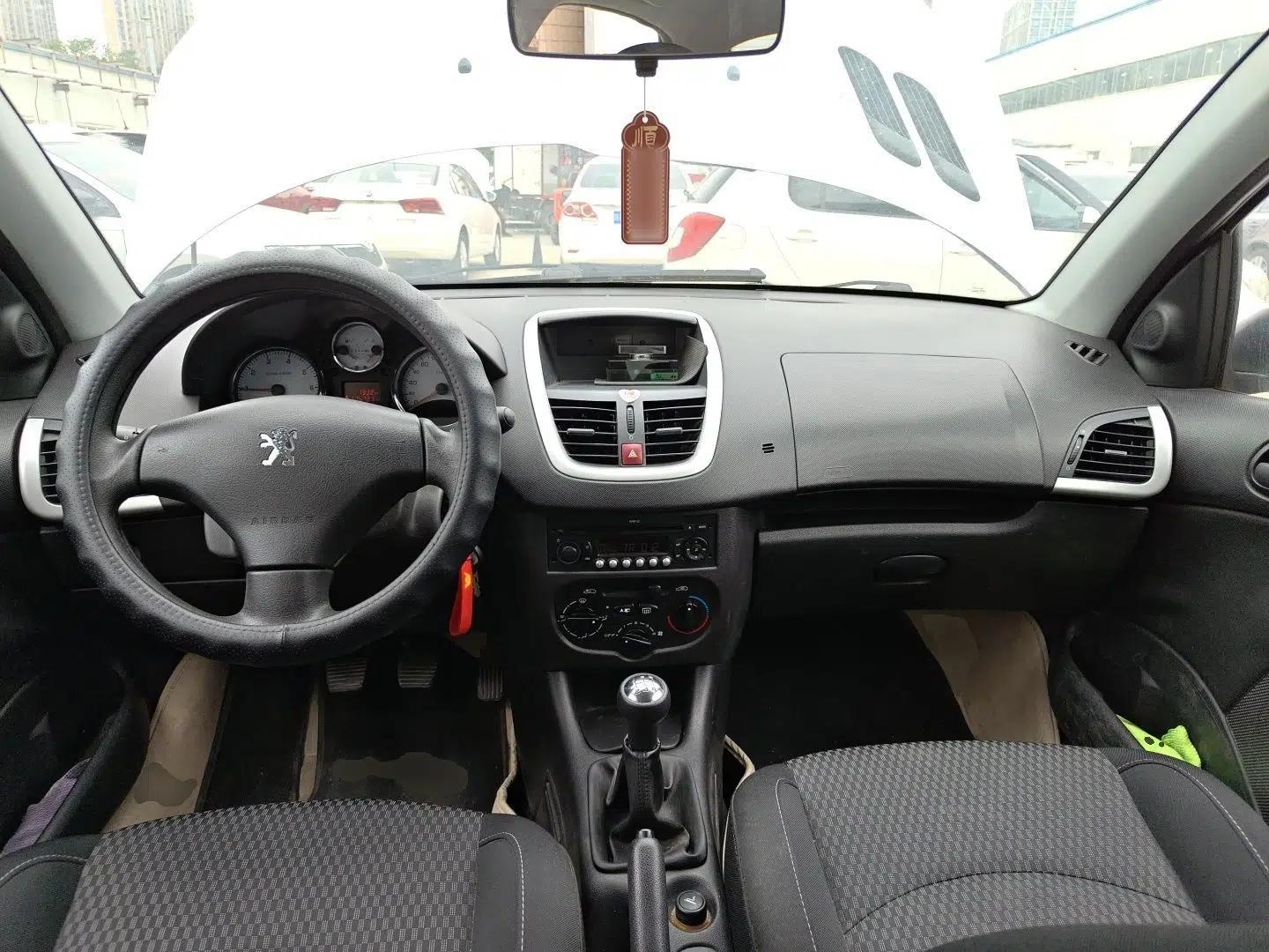 Peugeot 207 2011 Hatchback 1.4L Manual Yule Edition — миниатюра 10