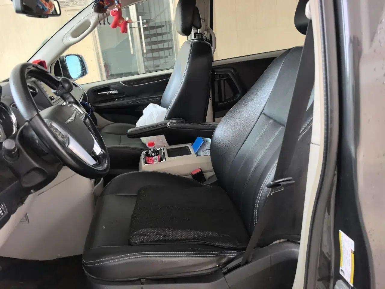 Used Chrysler Grand Voyager  — миниатюра 15