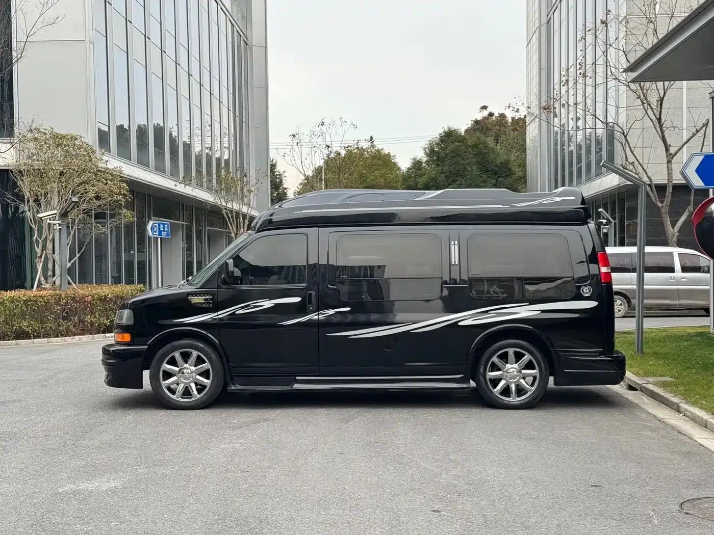 2011 SAVANA 5.3L Business Star 7-seater — миниатюра 4