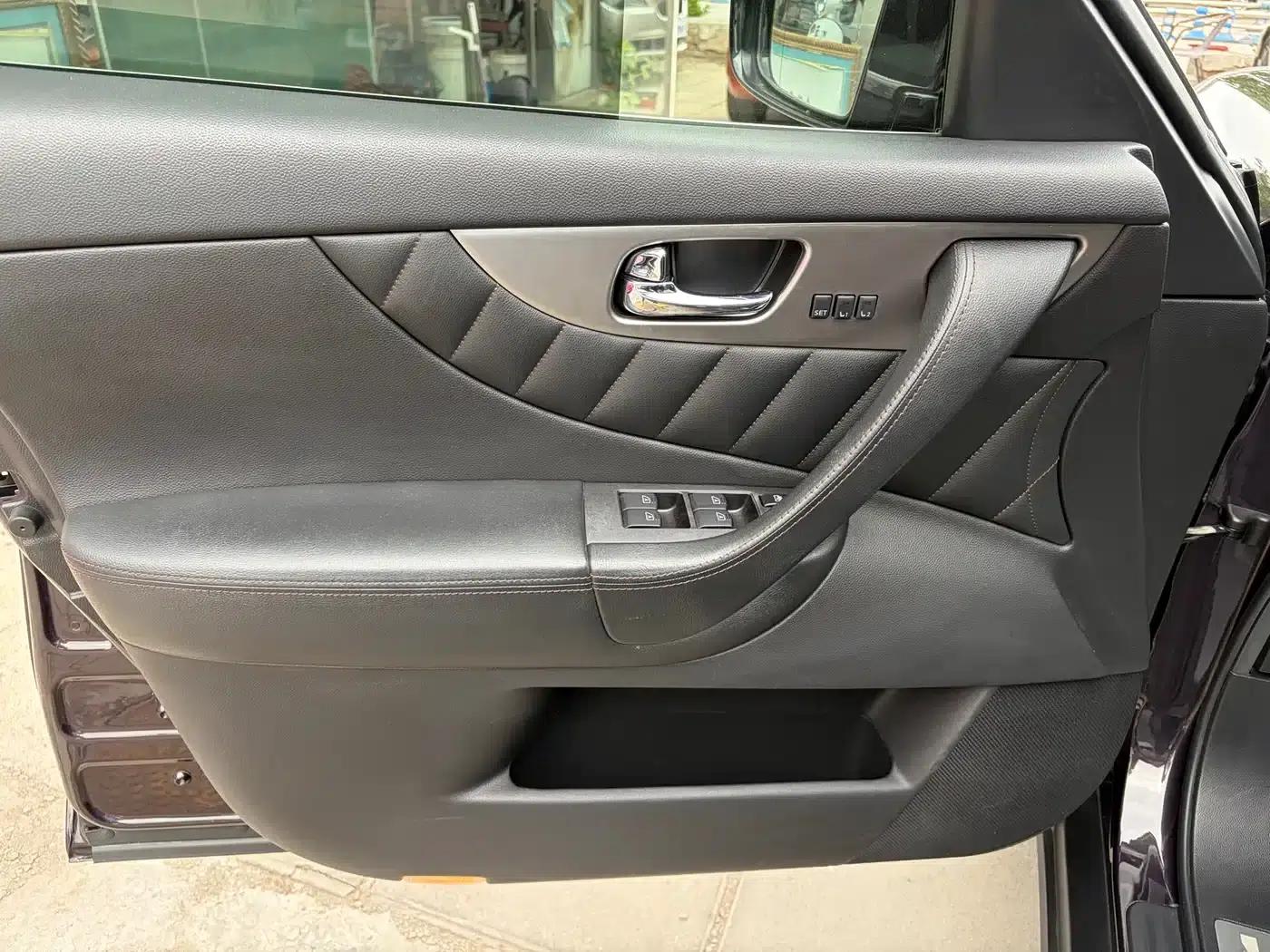 Infiniti QX70 2013 3.7L Standard Edition — миниатюра 9
