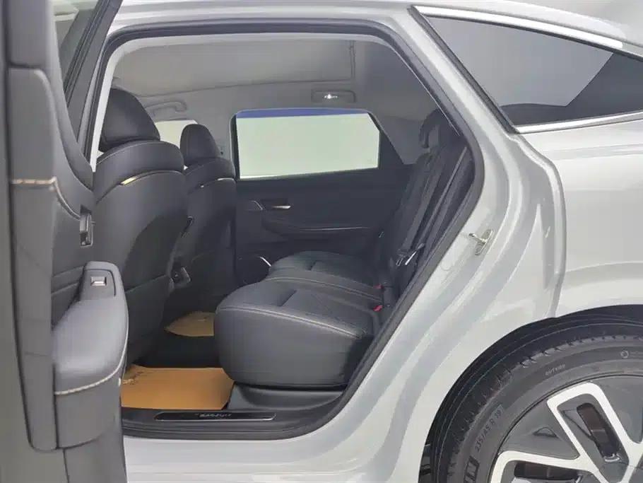 Baojun Enjoy 2025 Plug-in Hybrid 140km/h Special Edition — миниатюра 11