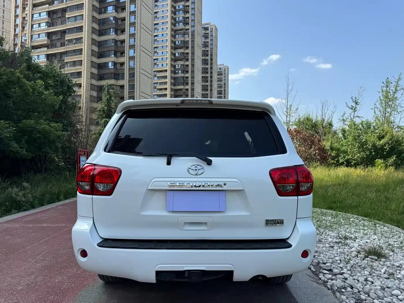 Sequoia 2010 5.7 Platinum Edition — миниатюра 5