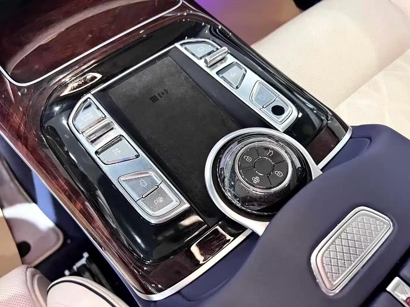 Hongqi Golden Sunflower Elegant 2024 Model 4.0T V8 — миниатюра 25