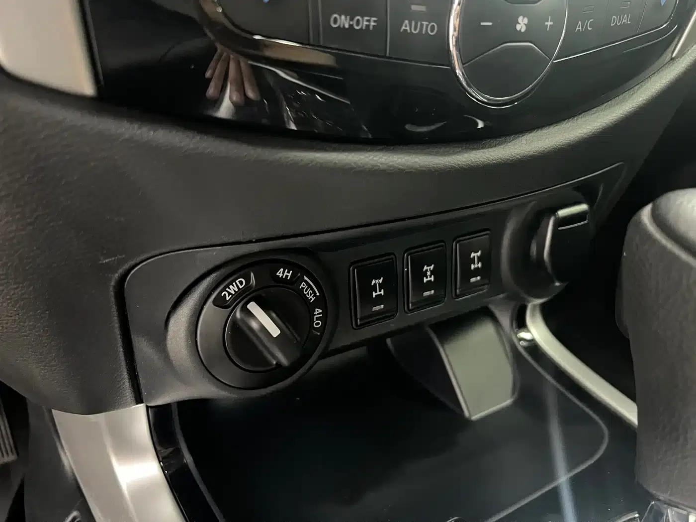 2021 Navara 2.5L Automatic 4WD Premium QR25 — миниатюра 6
