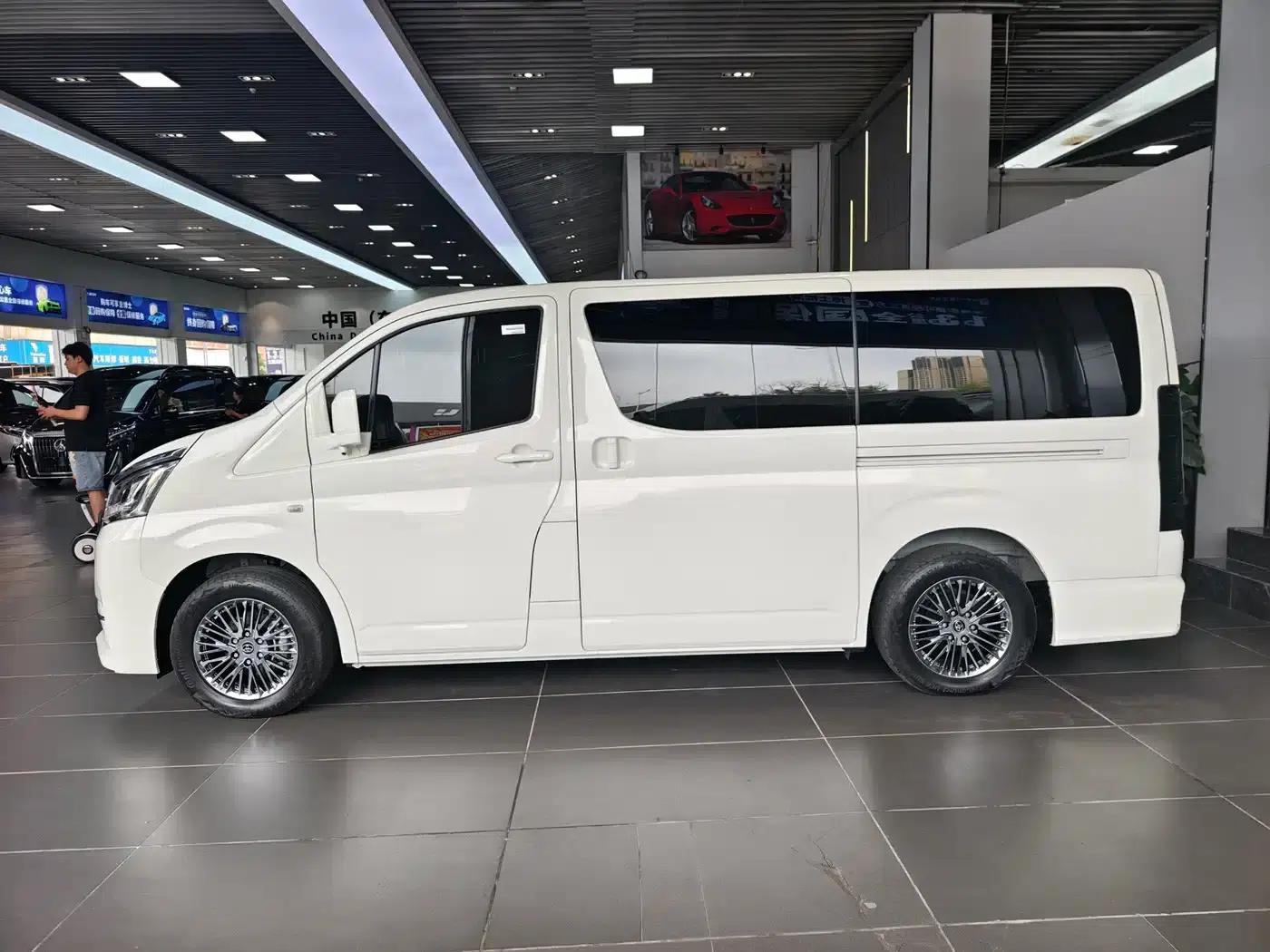 2025 HIACE 3.5L Automatic — миниатюра 3