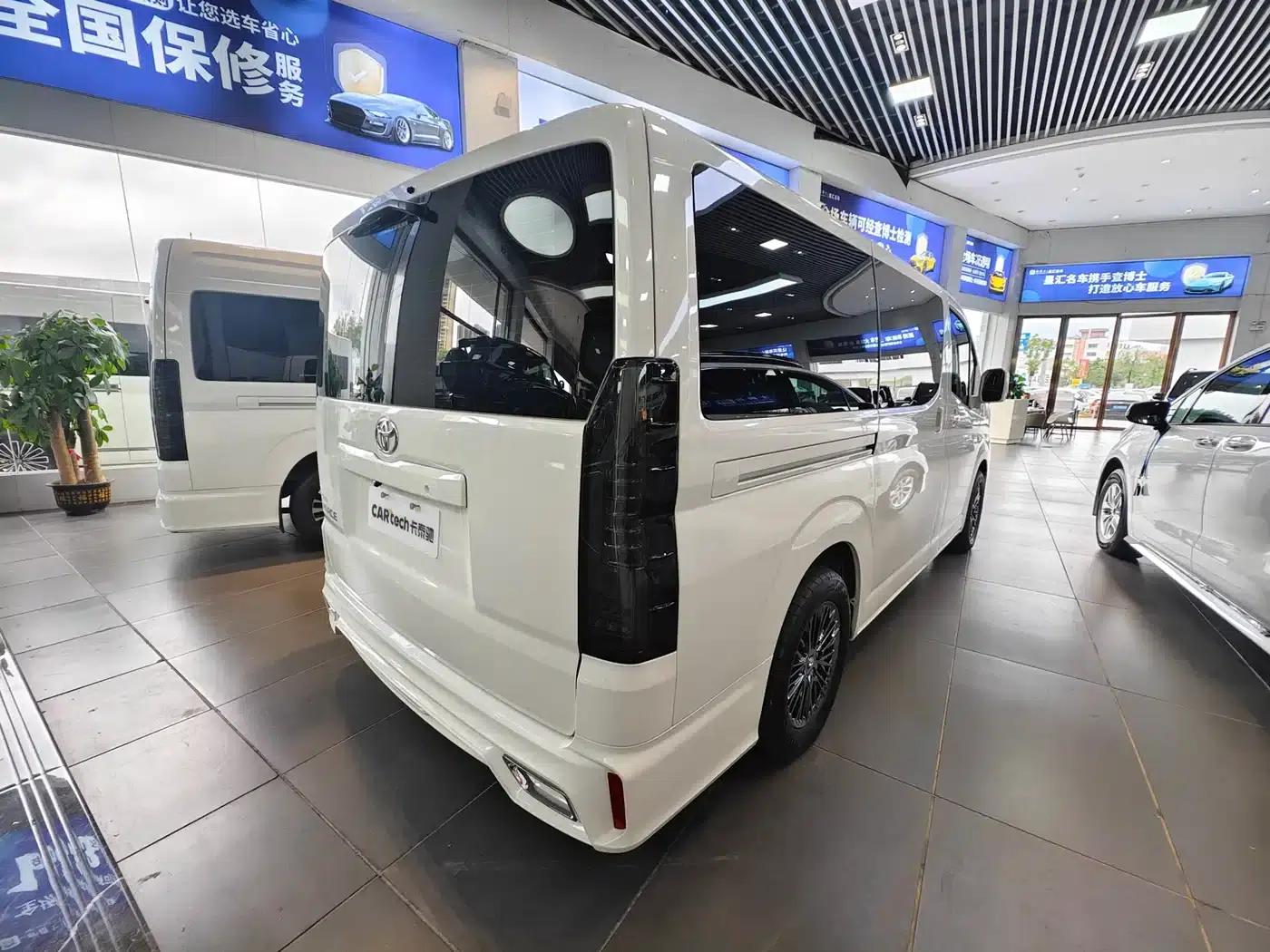 2025 HIACE 3.5L Automatic — миниатюра 4