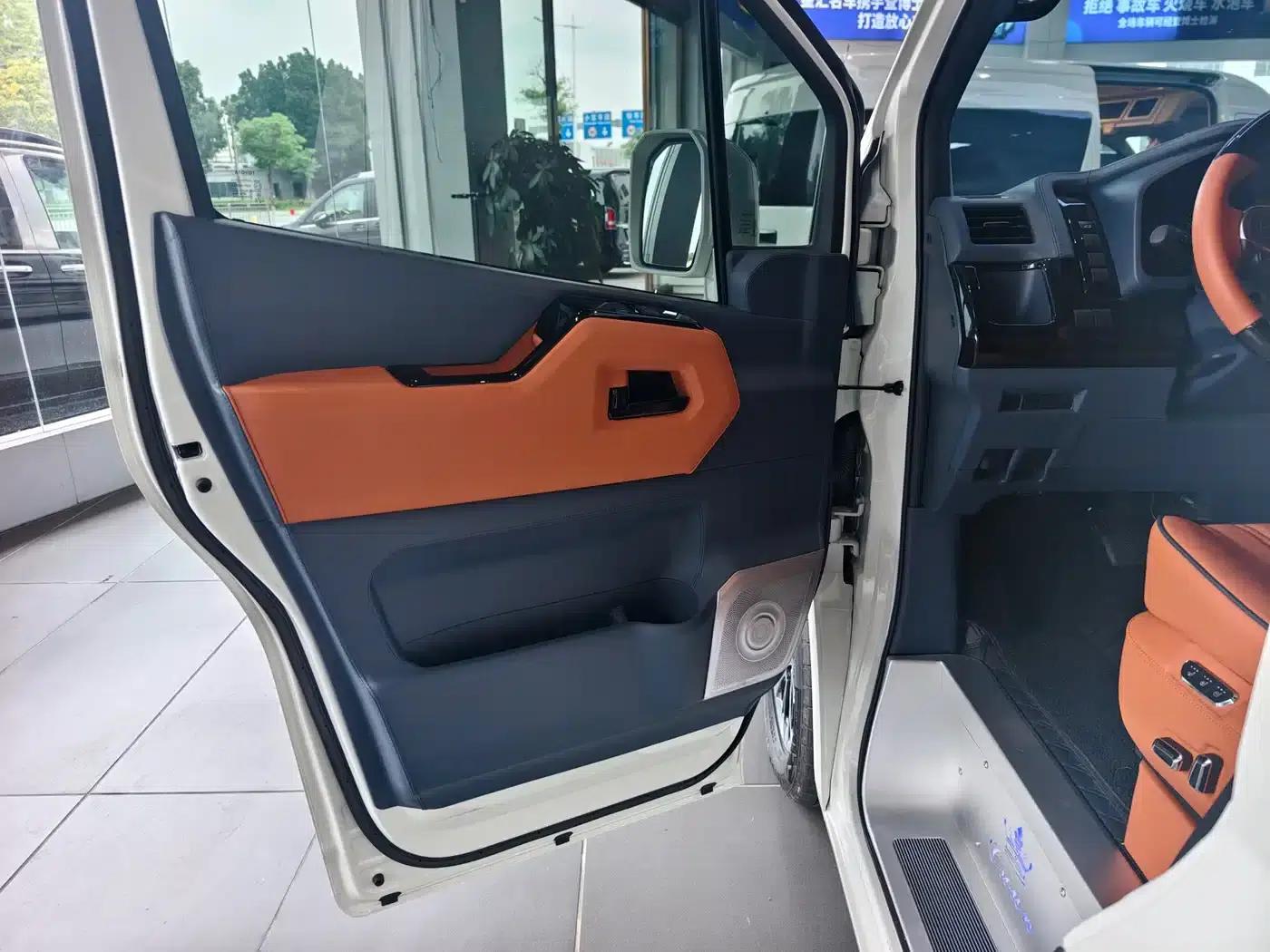 2025 HIACE 3.5L Automatic — миниатюра 7