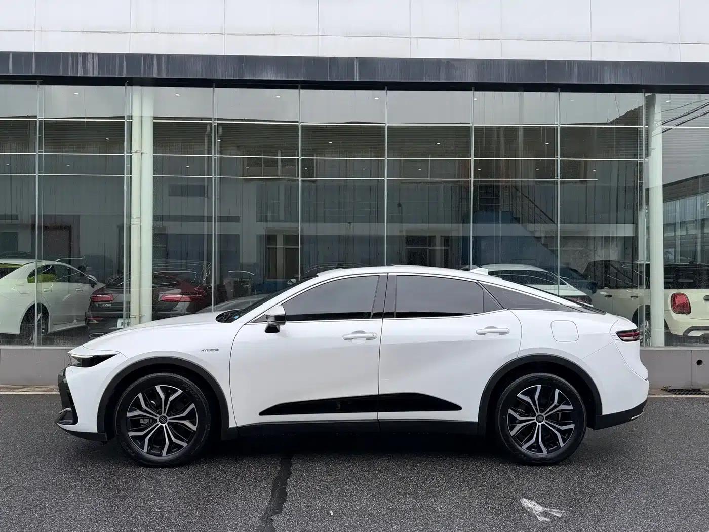 2023 Toyota Crown SportCross 2.5L SportCross HEV 2WD Premium Edition — миниатюра 4