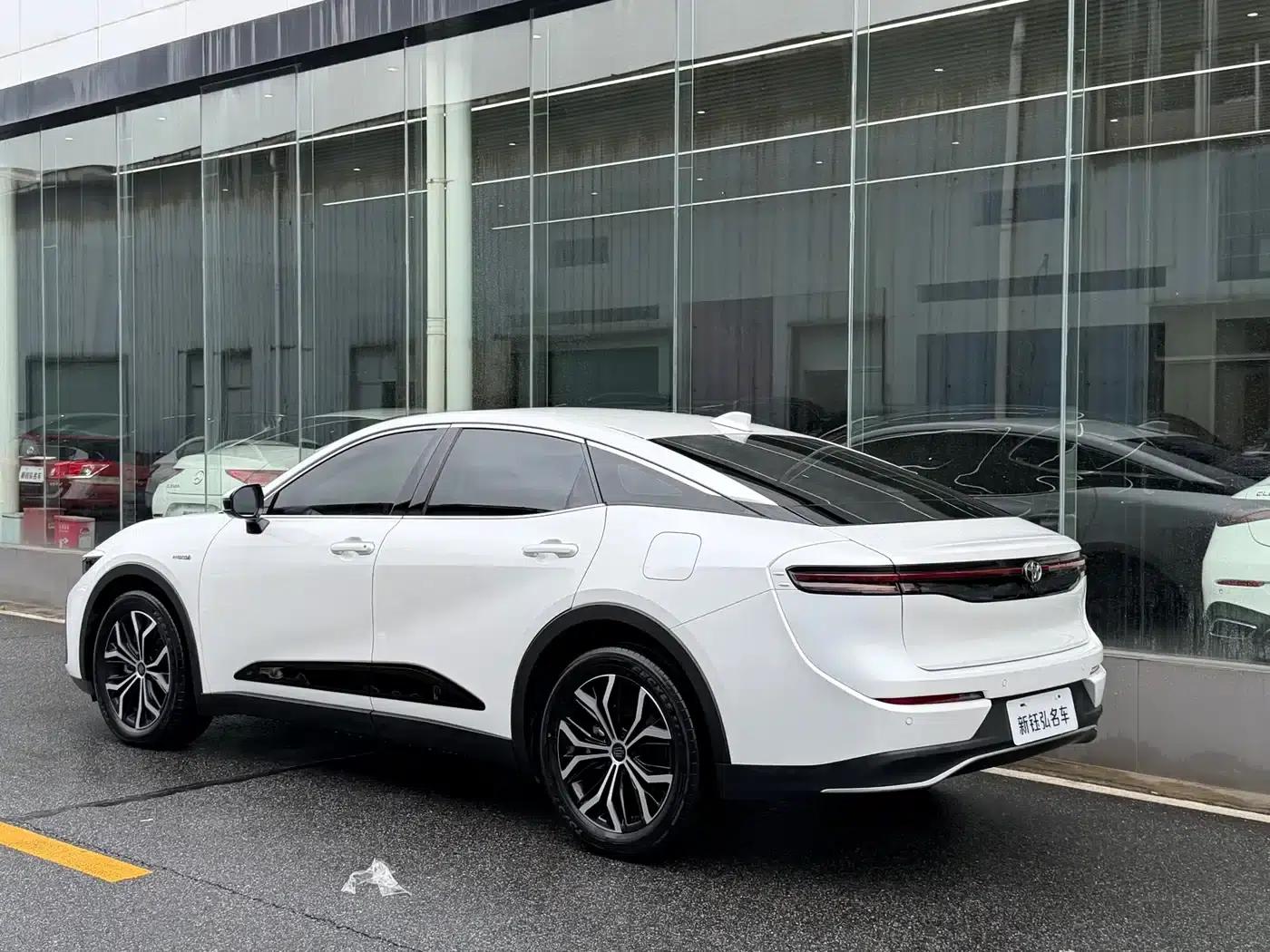 2023 Toyota Crown SportCross 2.5L SportCross HEV 2WD Premium Edition — миниатюра 5