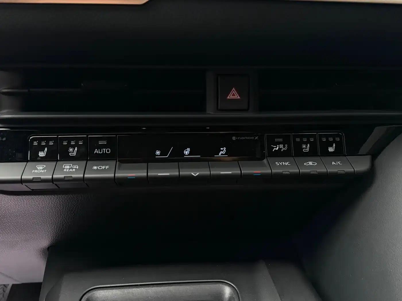 2023 Toyota Crown SportCross 2.5L SportCross HEV 2WD Premium Edition — миниатюра 10