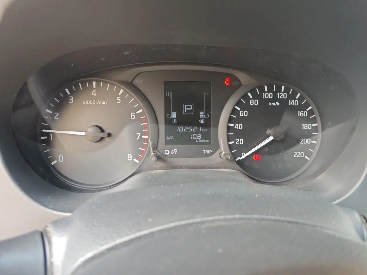 Used Nissan Navara 2017 2.5L Automatic 2WD Luxury Edition QR25 — миниатюра 11
