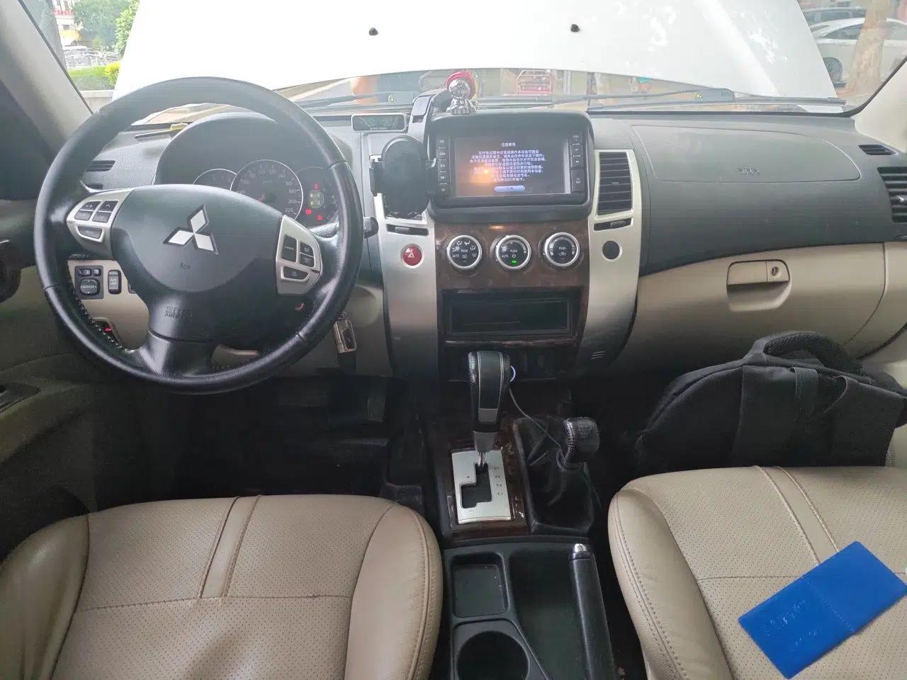Used Mitsubishi Pajero Sport 2013 3.0L Automatic 4x4 Flagship Edition — миниатюра 9