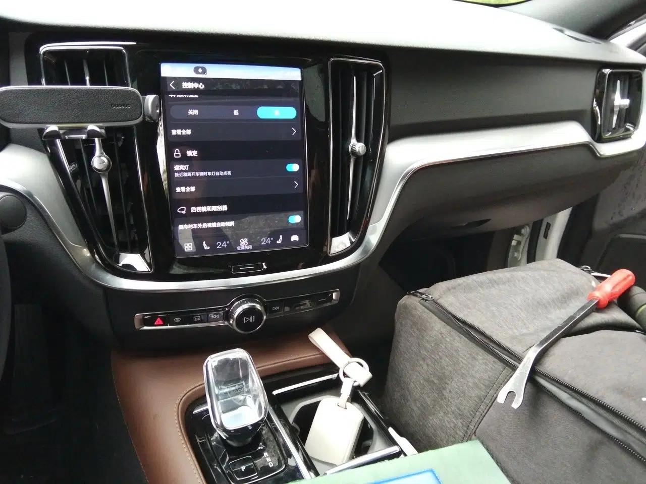 Used Volvo S60 New Energy 2023 T8 All-Wheel Drive Long-Range Zhiyi Luxury Edition — миниатюра 13