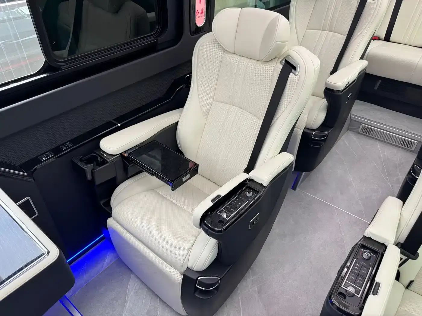 Hongqi Golden Sunflower Guoyue 2024 3.0T Flagship Edition 17-seater — миниатюра 17