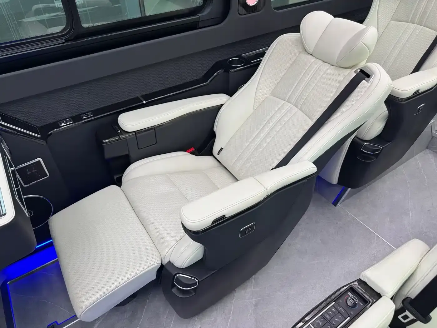 Hongqi Golden Sunflower Guoyue 2024 3.0T Flagship Edition 17-seater — миниатюра 18