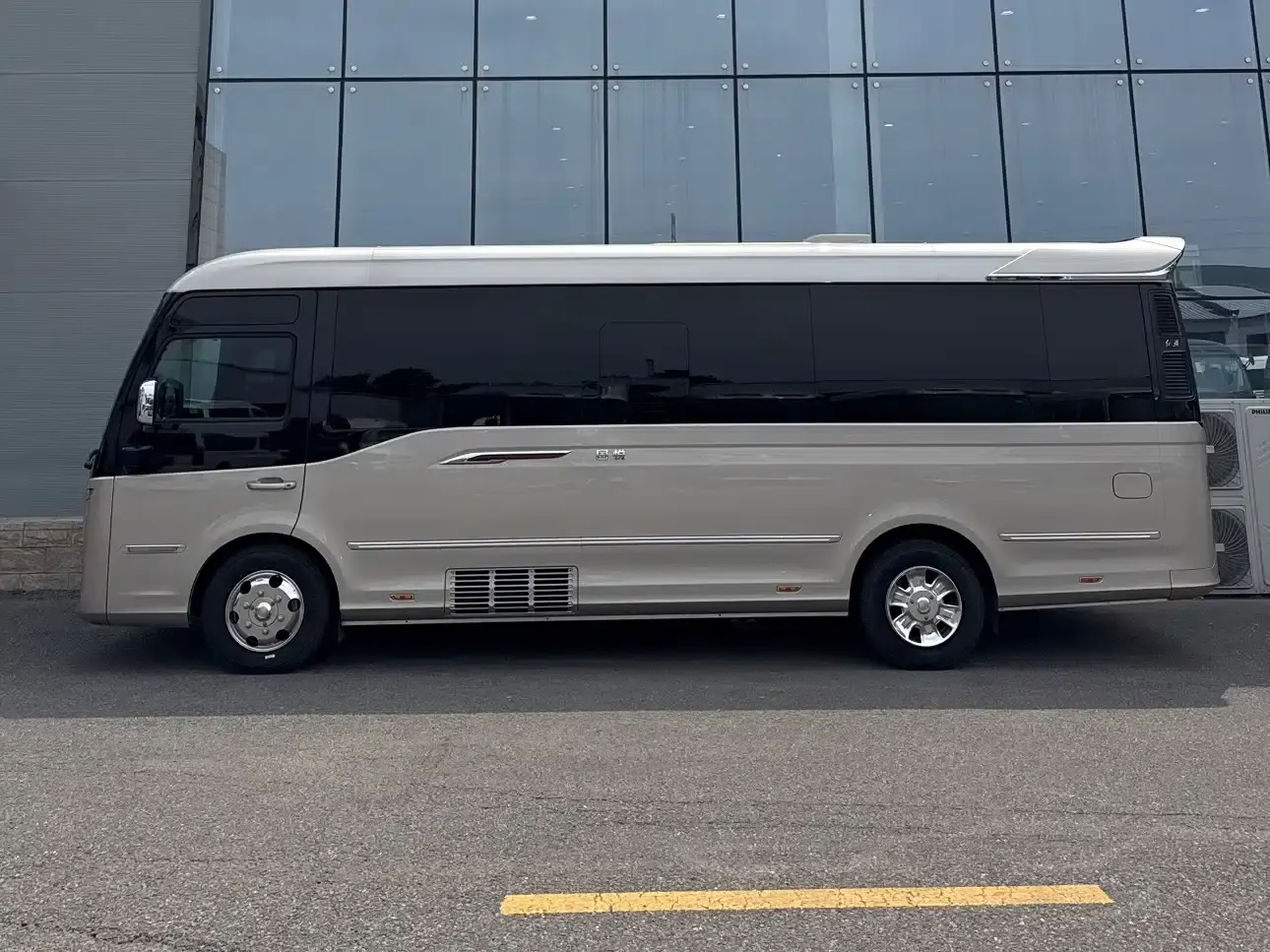 Hongqi Golden Sunflower Guoyue 2024 3.0T Flagship Edition 17-seater — миниатюра 3