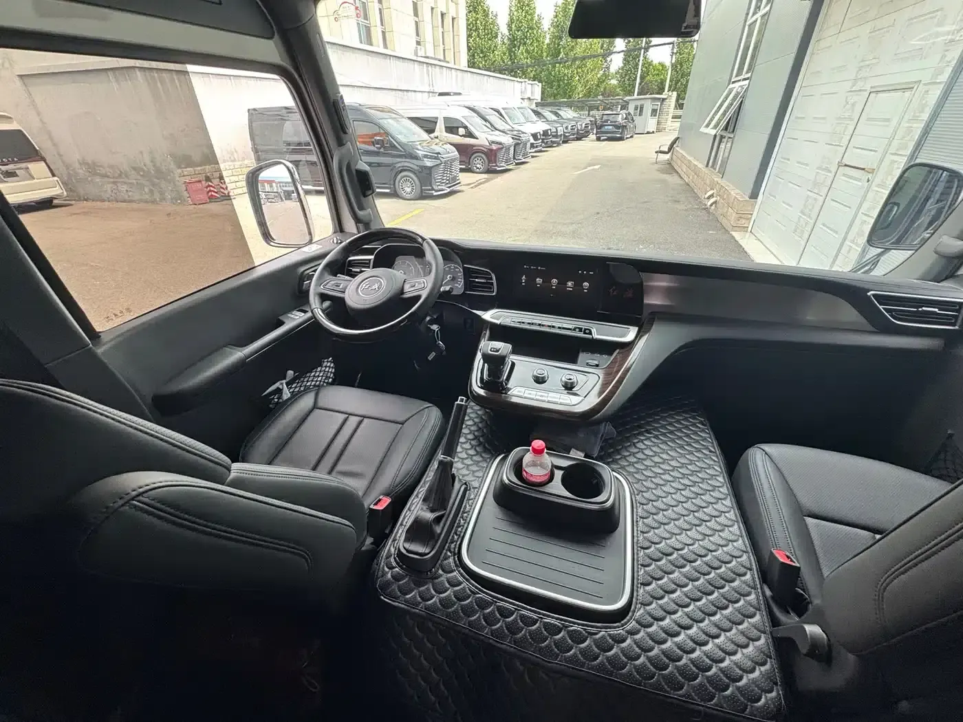 Hongqi Golden Sunflower Guoyue 2024 3.0T Flagship Edition 17-seater — миниатюра 29