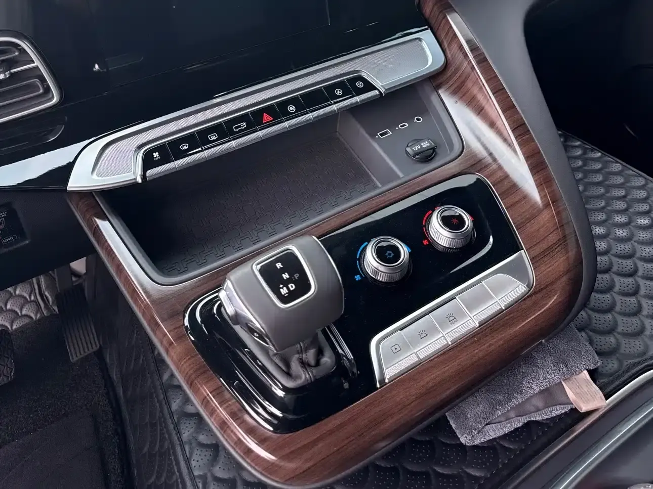 Hongqi Golden Sunflower Guoyue 2024 3.0T Flagship Edition 17-seater — миниатюра 9