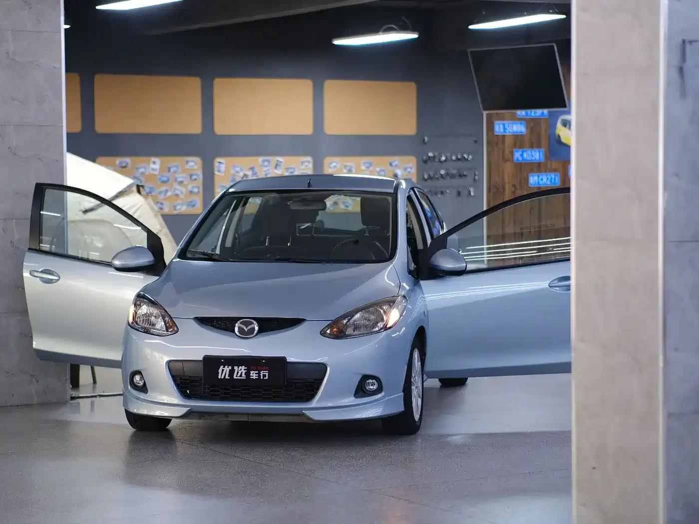 Mazda2 2011 Dynamic 1.5L Automatic Luxury Edition — миниатюра 1