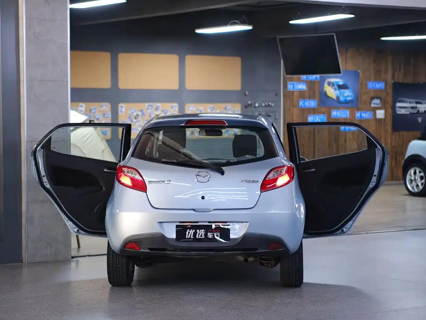 Mazda2 2011 Dynamic 1.5L Automatic Luxury Edition — миниатюра 2