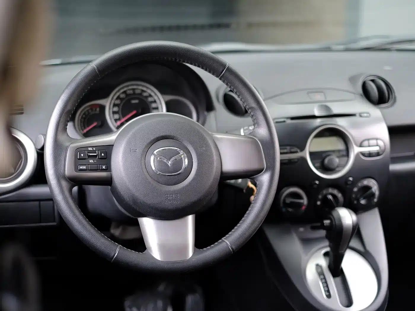 Mazda2 2011 Dynamic 1.5L Automatic Luxury Edition — миниатюра 17