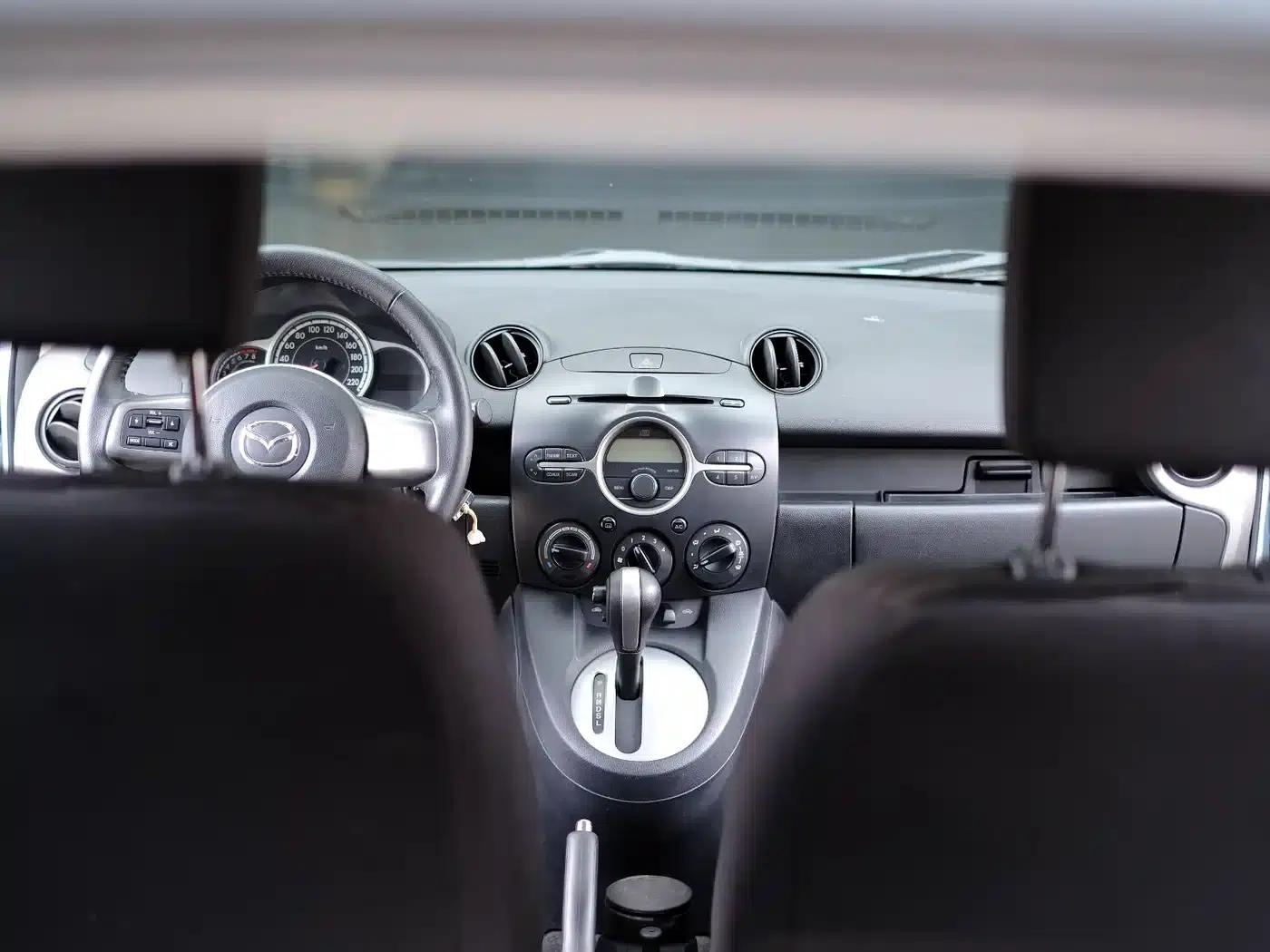 Mazda2 2011 Dynamic 1.5L Automatic Luxury Edition — миниатюра 18