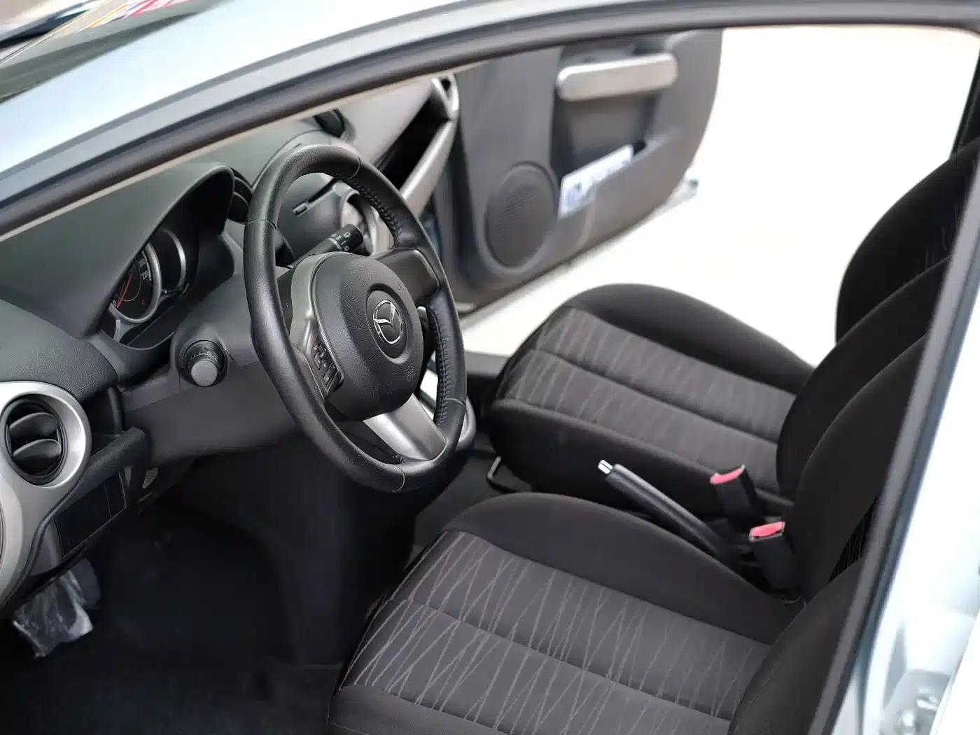 Mazda2 2011 Dynamic 1.5L Automatic Luxury Edition — миниатюра 27