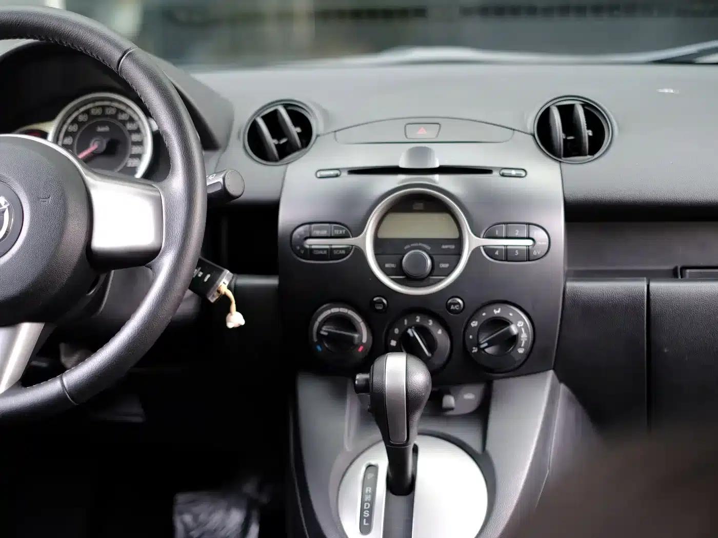 Mazda2 2011 Dynamic 1.5L Automatic Luxury Edition — миниатюра 29