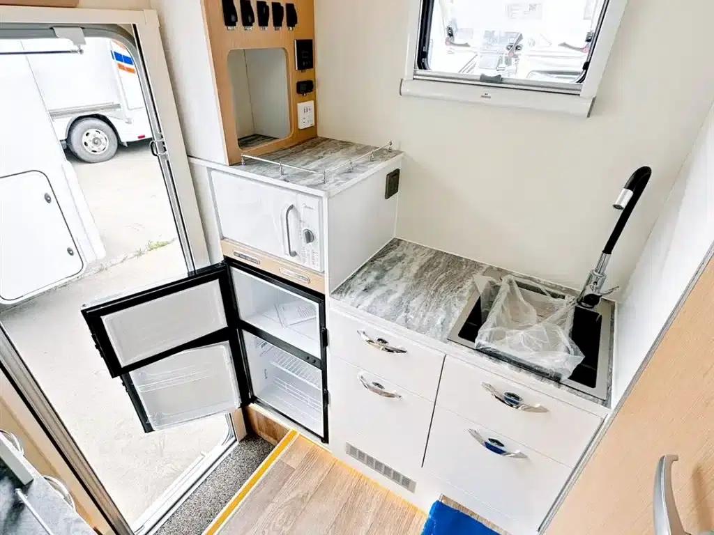 Iveco Daily 2026 3.0T Six-Seat Caravan — миниатюра 18