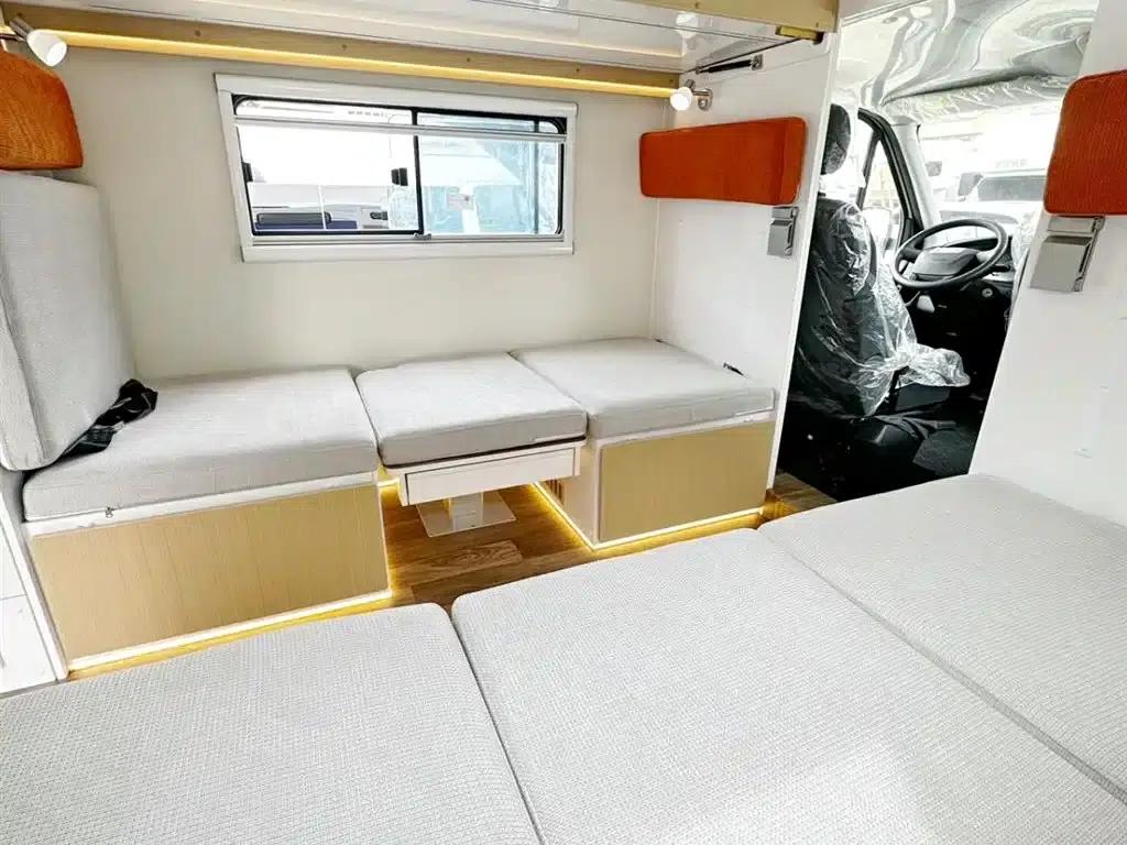 Iveco Daily 2026 3.0T Six-Seat Caravan — миниатюра 8