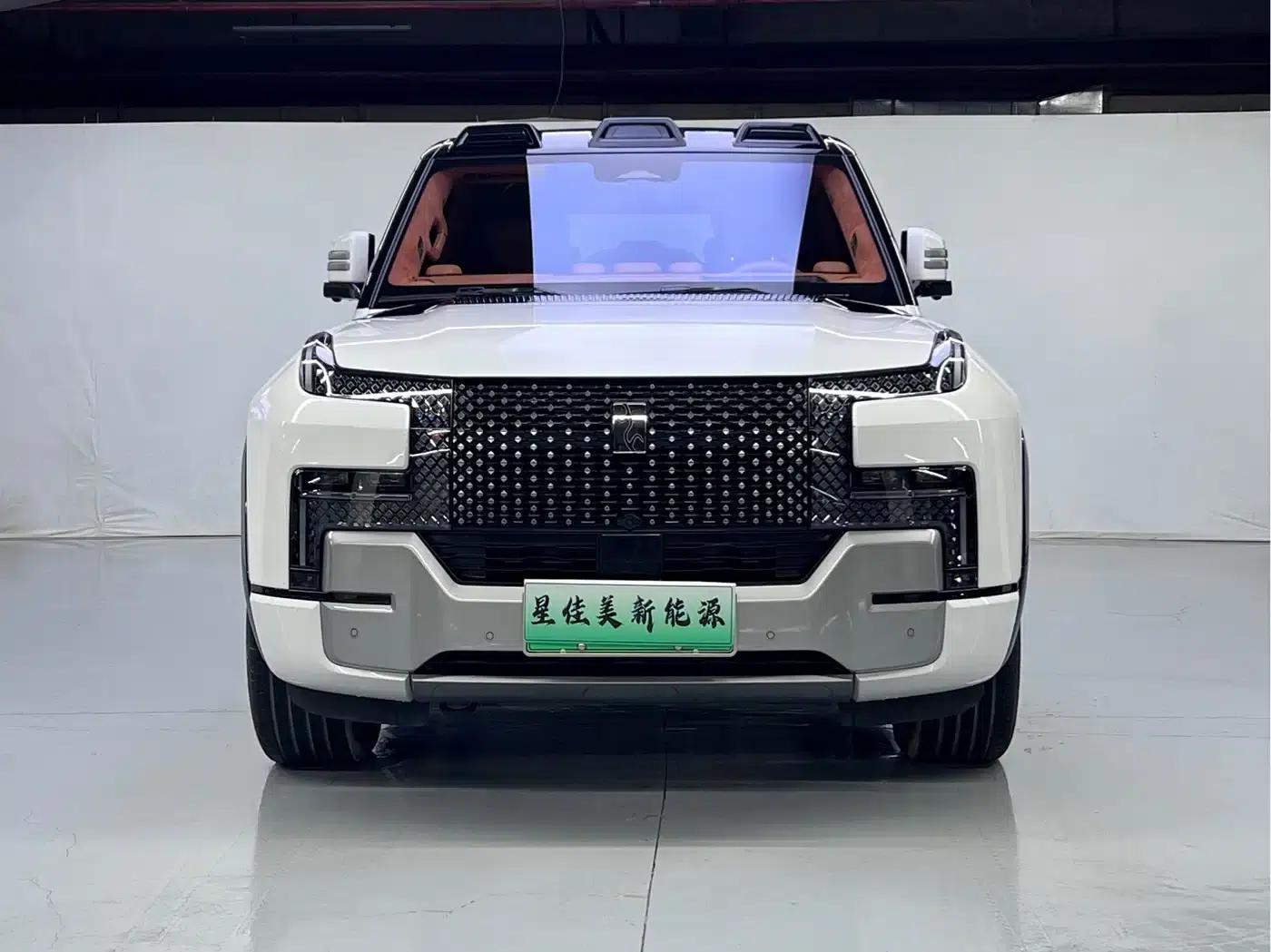 Looking up at the 2023 U8 Luxury Edition — миниатюра 2