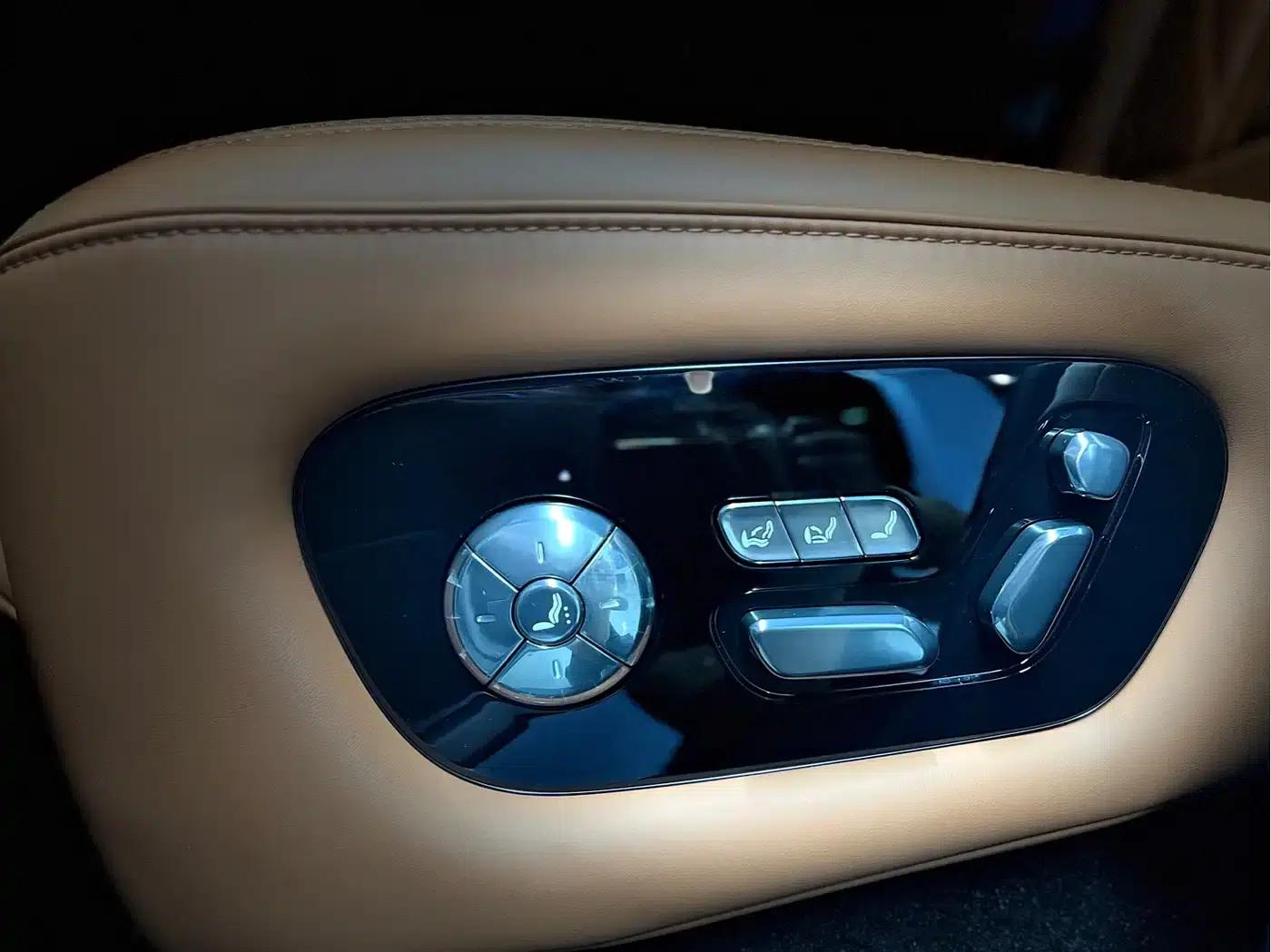 Looking up at the 2023 U8 Luxury Edition — миниатюра 11
